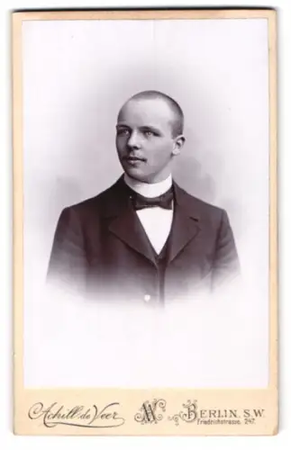 Fotografie Achill de Veer, Berlin, Friedrichstrasse 247, Porträt eines eleganten Herrn