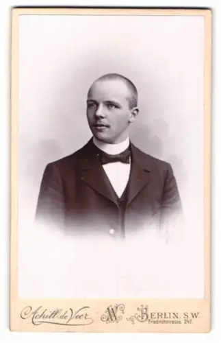 Fotografie Achill de Veer, Berlin, Friedrichstrasse 247, Herr in Anzug und Fliege