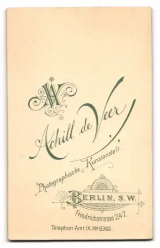 Fotografie Achill de Veer, Berlin, Friedrichstrasse 247, Herr in Anzug und Fliege