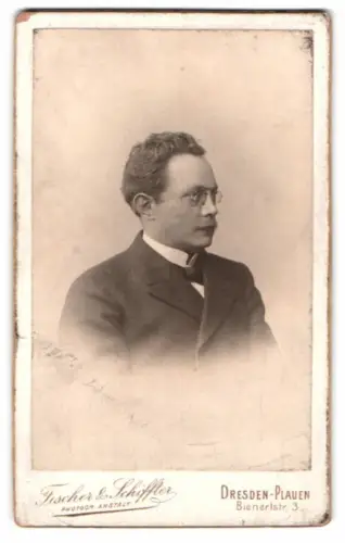 Fotografie Fischer & Schiffter, Dresden-Plauen, Bienerstr. 3, Porträt eines Herren mit Brille