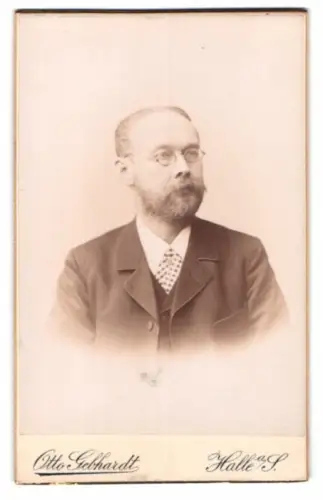 Fotografie Otto Gebhardt, Halle a. S., Grosse Ulrich Strasse 10, Porträt eines Herrn mit Brille