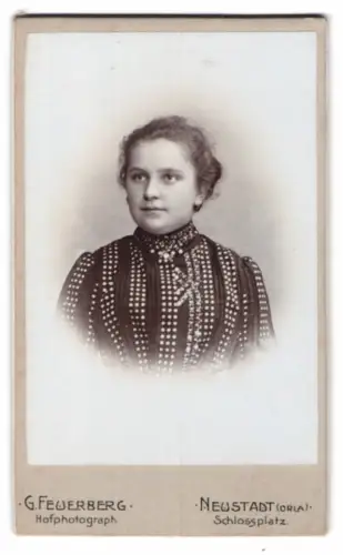 Fotografie G. Feuerberg, Neustadt /Orla, Schlossplatz, Porträt einer jungen Frau