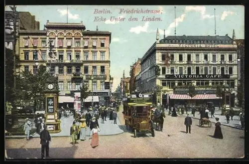 AK Berlin, Passanten in der Friedrichstrasse, Ecke Unter den Linden