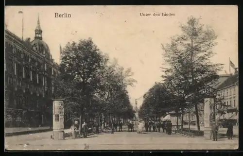 AK Berlin, Strasse Unter den Linden mit Litfasssäulen