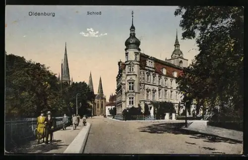 AK Oldenburg / Gr., Strassenpartie mit Schloss
