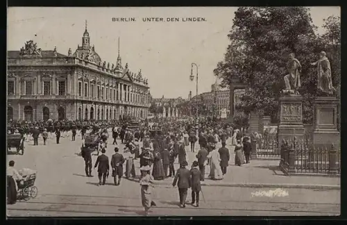AK Berlin, Unter den Linden, Strassenansicht, Denkmal, Passanten