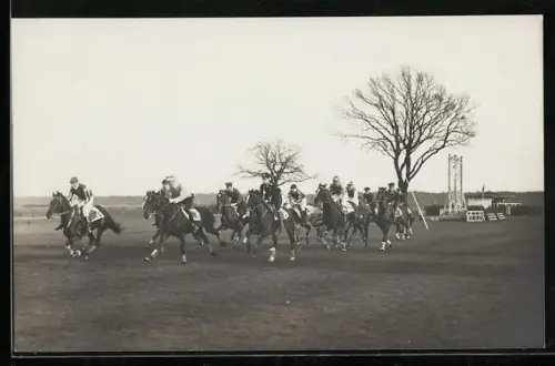 Foto-AK Jockeys auf Pferden beim Rennen auf einem Rennplatz
