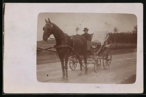 Foto-AK Herr mit Gepäck in einem Einspänner