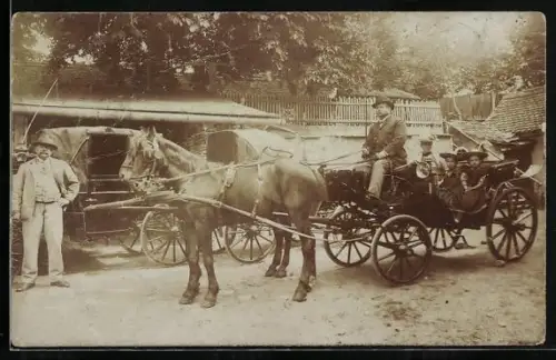 Foto-AK Familienausflug in einer Pferdekutsche