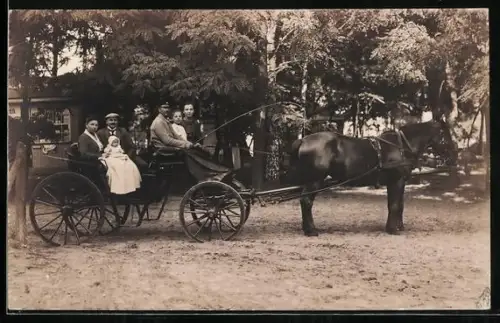 Foto-AK Familie in einer Pferdekutsche mit Kutscher