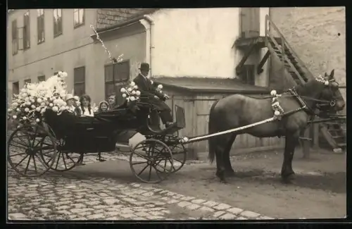 AK Frauen und Mädchen in einer blumengeschmückten Pferdekutsche, Firmung, 1929