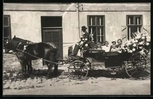AK Frauen und Mädchen in einer blumengeschmückten Pferdekutsche, mit Kutscher