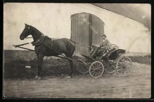 AK Herr im Einspänner vor einem Stallgebäude