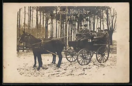 Foto-AK Soldatengruppe in einer Pferdekutsche im Schnee, 1917, Neujahrsgruss