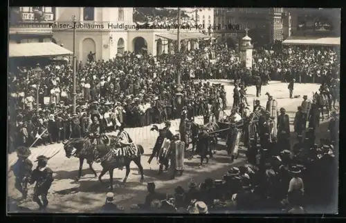 Foto-AK Wien, Kaiser-Jubiläum Huldigungs-Festzug 1908, bewachte Kutsche