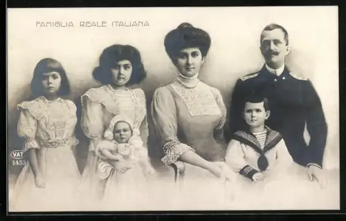 AK König Vittorio Emanuele III. von Italien mit seiner Familie