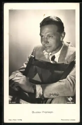 AK Schauspieler Gustav Fröhlich auf einem Stuhl