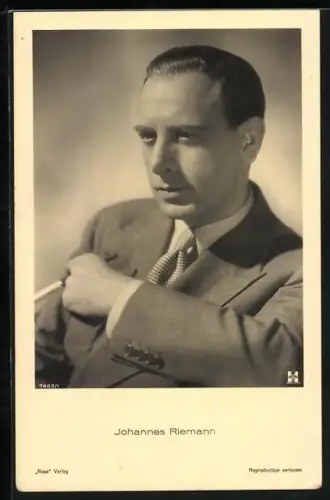 AK Schauspieler Johannes Riemann raucht eine Zigarette