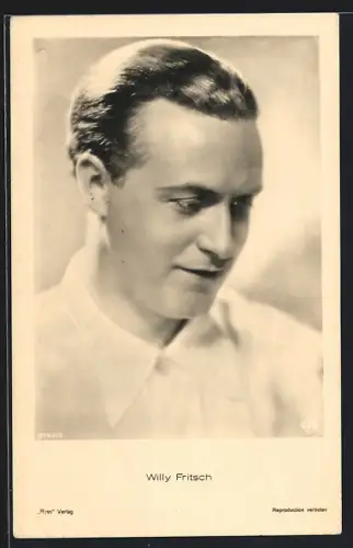 AK Schauspieler Willy Fritsch in Hemd mit lächelnden Blick nach unten