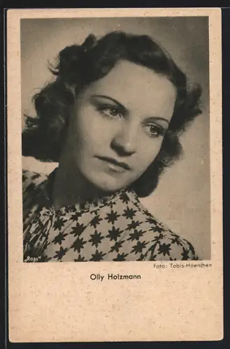 AK Schauspielerin Olly Holzmann mit gewelltem Haar