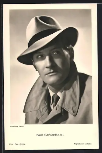 AK Schauspieler Karl Schönböck, mit Mantel und Hut