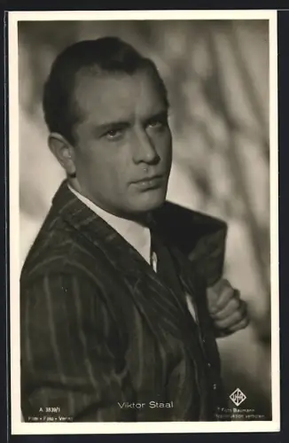 AK Schauspieler Viktor Staal, im Anzug, ein Mantel über die Schulter geworfen