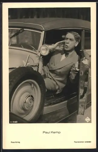 AK Schauspieler Paul Kemp ruft aus einem Auto heraus