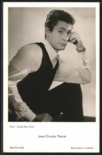 AK Schauspieler Jean-Claude Pascal in Denkerpose