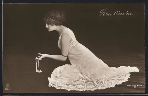 AK Fern Andra in dramatischer Pose
