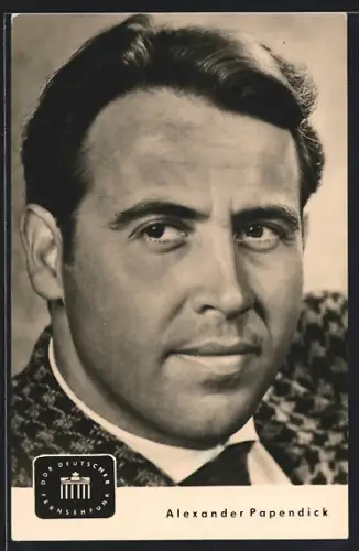 AK Schauspieler Alexander Papendick lächelt