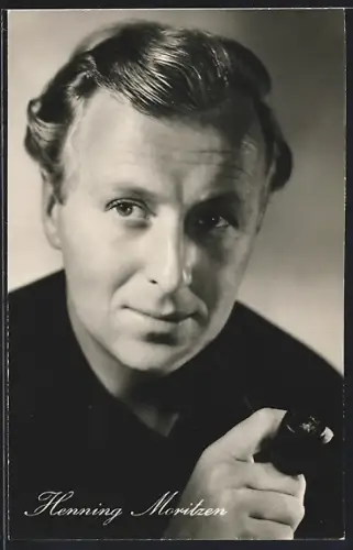 AK Schauspieler Henning Moritzen mit Pfeife