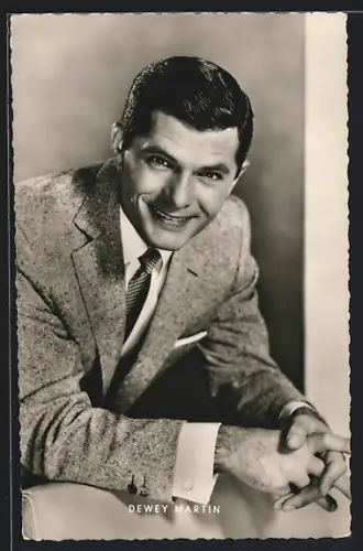 AK Schauspieler Dewey Martin in lässiger Pose