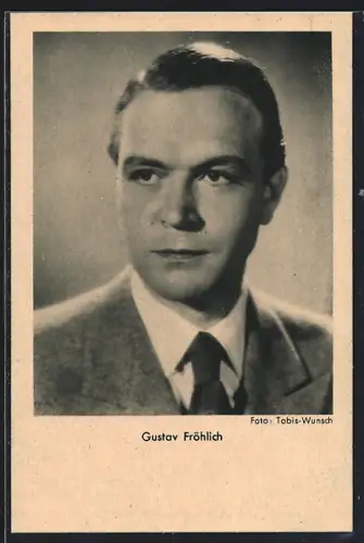AK Schauspieler Gustav Fröhlich im grauen Anzug mit ernster Mimik