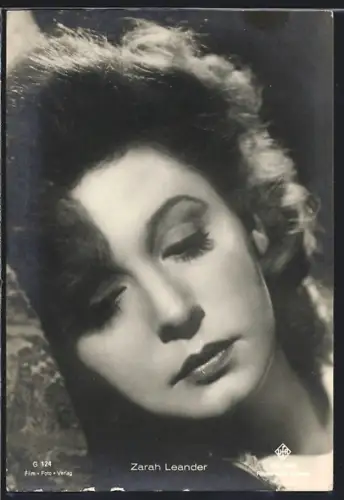AK Schauspielerin Zarah Leander mit geschlossenen Augen