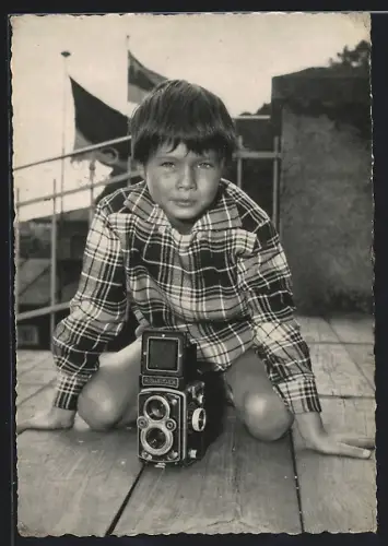AK Der kleine Schauspieler Oliver Grimm posiert mit Fotoapparat