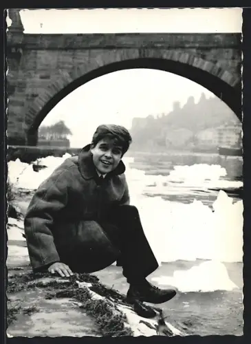 AK Musiker Thomas Fritsch in Winterjacke an Flussufer mit Eis