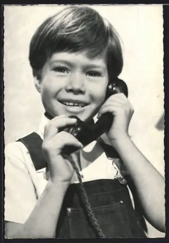 AK Schauspieler Oliver Grimm in Latzhose am Telefon
