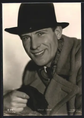 AK Schauspieler Viktor Staal, im Mantel mit einem Hut