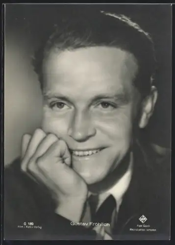 AK Schauspieler Gustav Fröhlich lächelnd mit Hand an Kopf posierend