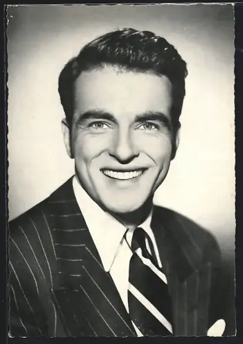AK Schauspieler Montgomery Clift mit Nadelstreifenanzug und Krawatte