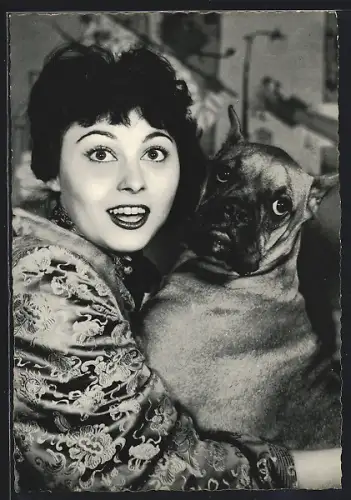AK Schauspielerin Elma Karlowa mit Hund posierend