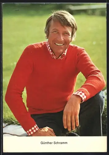 AK Schauspieler Günther Schramm im roten Pullover