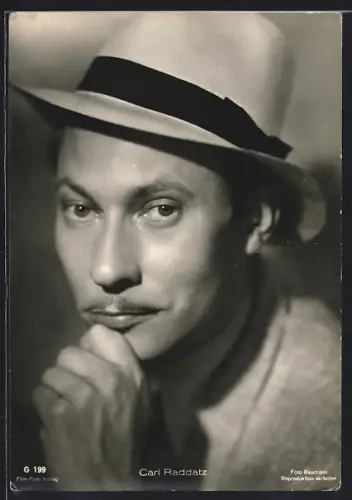 AK Schauspieler Carl Raddatz in nachdenklicher Pose