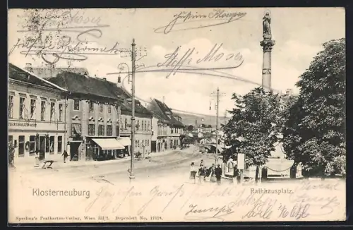 AK Klosterneuburg, Rathhausplatz mit Strasse und Säulendenkmal