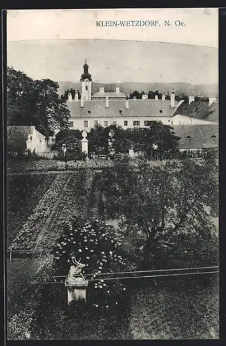AK Klein-Wetzdorf /N. Oe., Ortspartie mit Denkmal