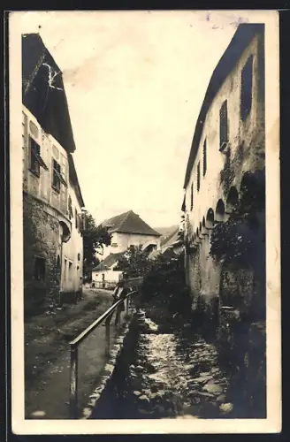 AK Weissenkirchen, Strassenpartie mit Bach