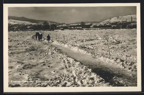 AK Klosterneuburg, Eisstoss-Übergang, Blick zum Ort