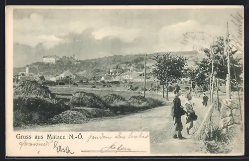 AK Matzen /N.-Ö., Landstrasse mit Wegkreuz und Ortsansicht, fromme Knaben, Erdhügel