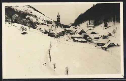 AK Annaberg, Ortsansicht mit Schneefeld u. Kirche im Winter, Skiläufer