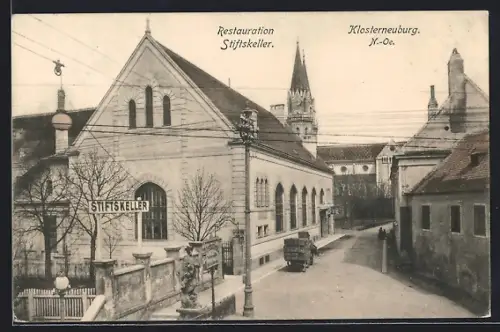 AK Klosterneuburg /N.-Ö., Gasthaus Restauration Stiftskeller, Eingang mit Kirche u. Strasse aus der Vogelschau